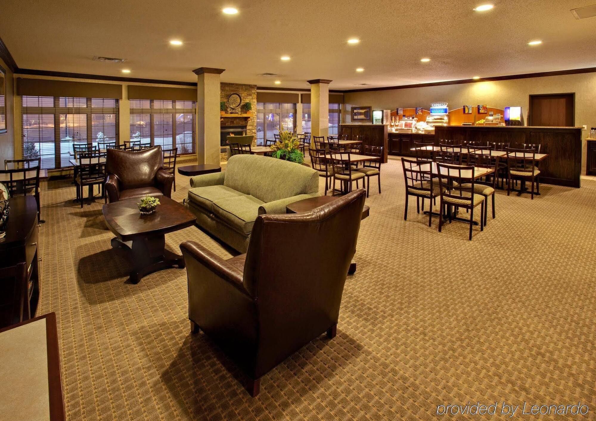 Holiday Inn Express Hotel & Suites Council Bluffs - Convention Center Area By Ihg Exterior foto
